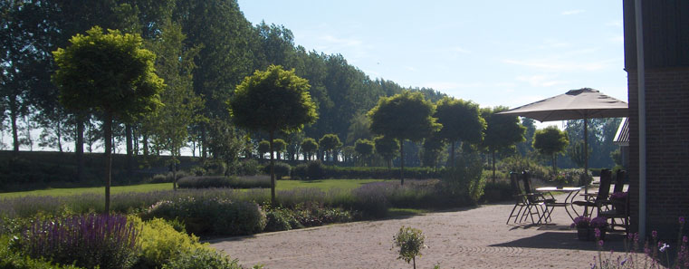 Mooie grote tuin en uitzicht op de dijk